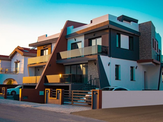 İskele, Long Beach Bölgesinde Satılık 3+1 Deniz Manzaralı Triplex Villalar
