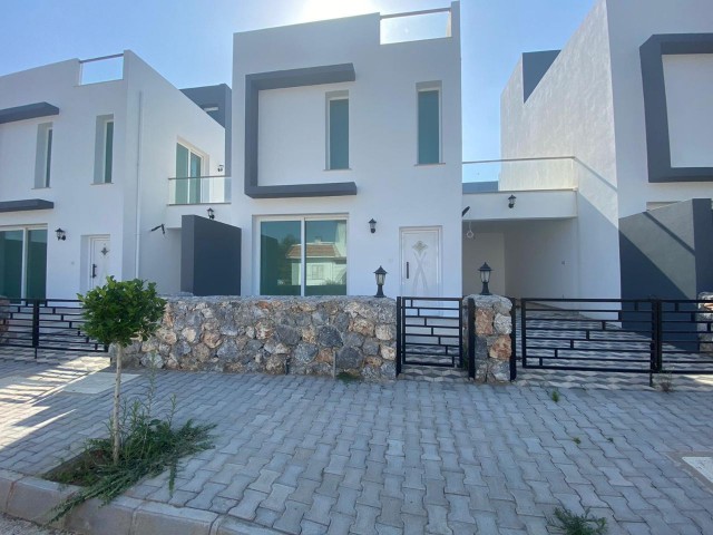 2+1, 140 m2 + 45 m2 Terrasse Villen zum Verkauf in Kyrenia Karsiyaka zu Preisen von 115.000 STG !!! 