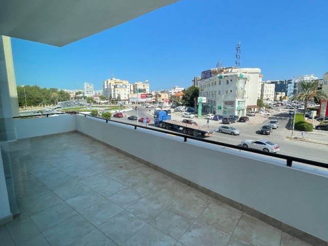 Новая двухуровневая квартира 1 + 1 в аренду в центральном районе Фамагуста Сакарья, с видом на улицу