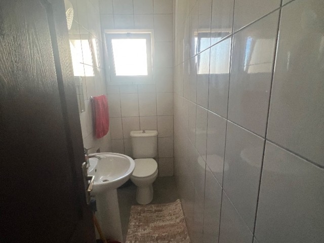 Mağusa sakarya bölgesinde asansörlü binada iki banyolu uygun fiyatlı 2+1 kiralık daire ‼️