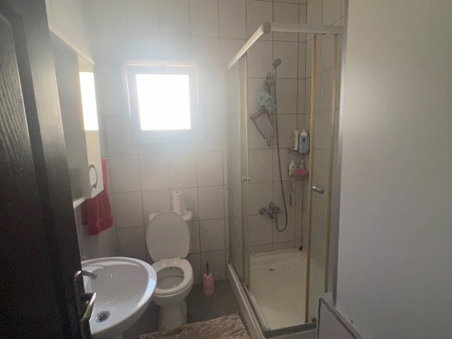 Mağusa sakarya bölgesinde asansörlü binada iki banyolu uygun fiyatlı 2+1 kiralık daire ‼️
