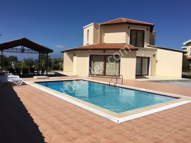 4-BEDROOM VILLA WITH PRIVATE POOL, PREPARED FOR YOUR SHORT-TERM HOLIDAYS ** 