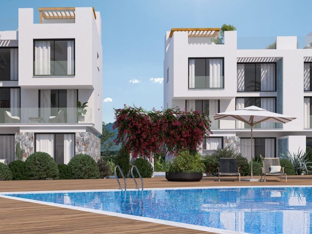 Kuzey Kıbrıs Tatlısu'da kesintisiz deniz ve dağ manzaralı denize sıfır satılık penthouse daireler