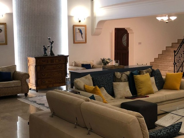 Muhteşem Lokasyon, Girne'nin Ayaklarınızın Altında Olacağı Deniz Manzaralı Satılık 5+1 Villa