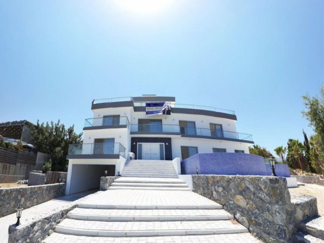 754,5 m2 Villa mit voller Aussicht zum Verkauf im Zentrum von Kyrenia ** 