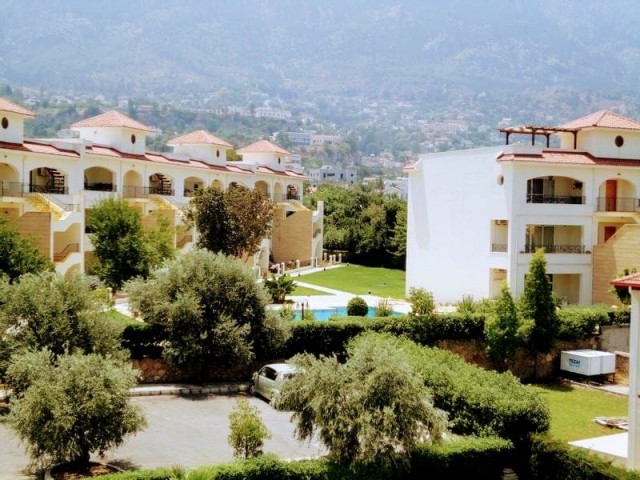 Kyrenia Lapta dringend zu verkaufen 2 + 1 Wohnung voll möbliert mit Blick auf die Berge und Deniz ** 