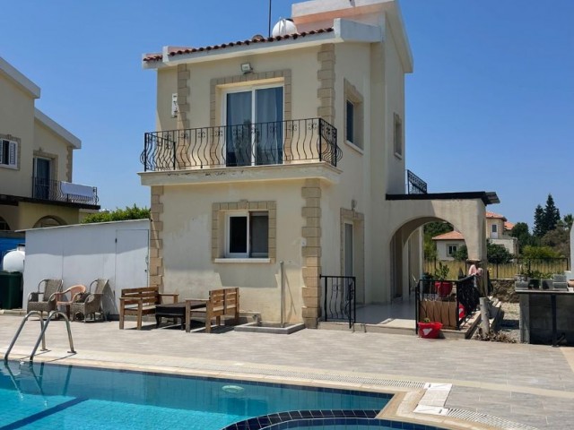 Gırne- LAPTA günlük kiralık  2+1 villa, deniz tarafında, özel havuzlu .