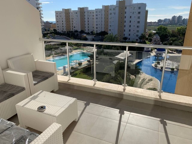 Iskele - Long Beach, Sezar Resort satılık stüdyo 51m2 + balkon 8m2, havuz manzaralı.