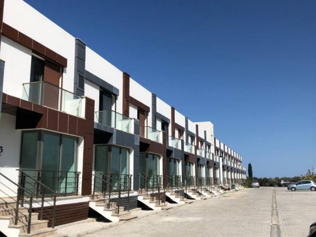 Kyrenia- Karaoglanoglu, ein 3+2 stöckiges Stadthaus steht zum Verkauf in einem Komplex mit Schwimmbad, direkt neben der GAU Universität. 