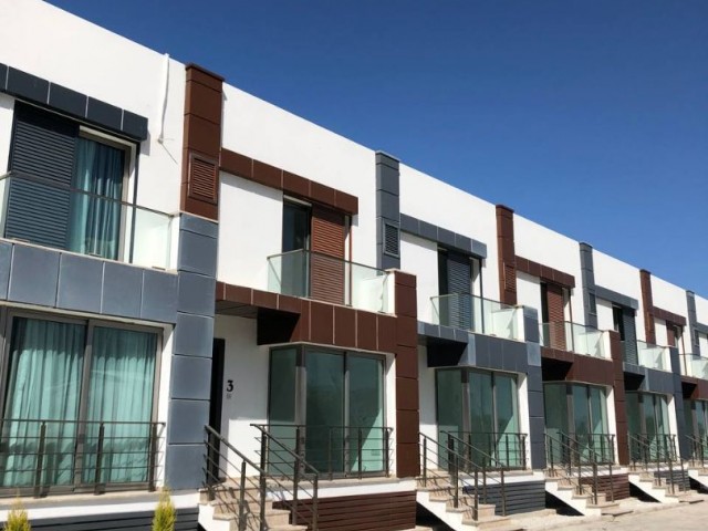 Kyrenia- Karaoglanoglu, ein 3+2 stöckiges Stadthaus steht zum Verkauf in einem Komplex mit Schwimmbad, direkt neben der GAU Universität. 