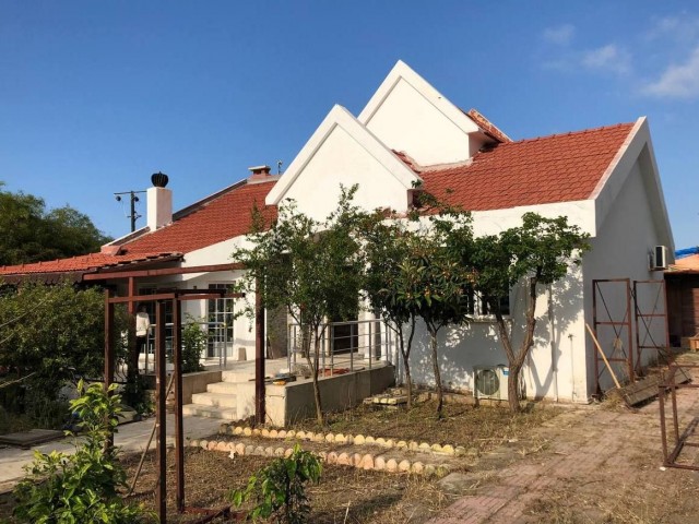 Girne - Karşıyaka, geniş bir bahçeye, terasa sahip 3+1 villa satılıyor. Türkçe, İngilizce, Rusça kon