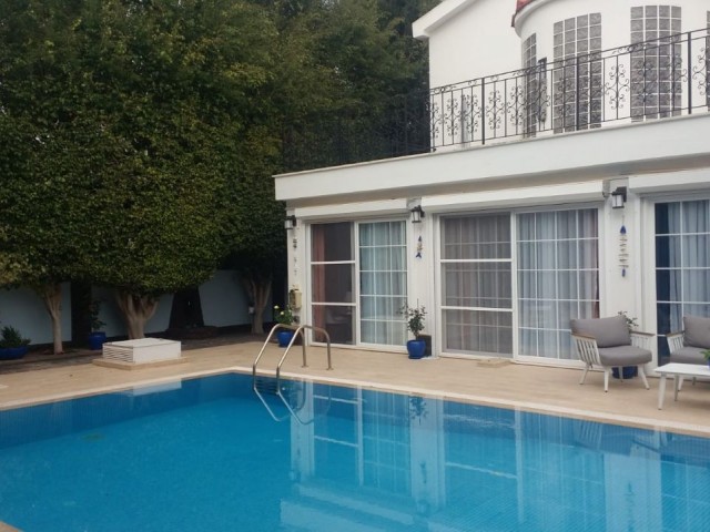 VILLA WITH POOL FOR SALE IN PIER GARDENS ** 
