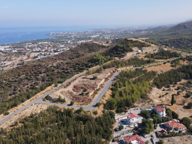Grundstücke zum Verkauf mit herrlicher Aussicht. Yesiltepe, Kyrenia ** 