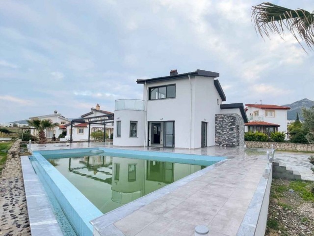 Küçük Erenköy'de Denize Sıfır Villa