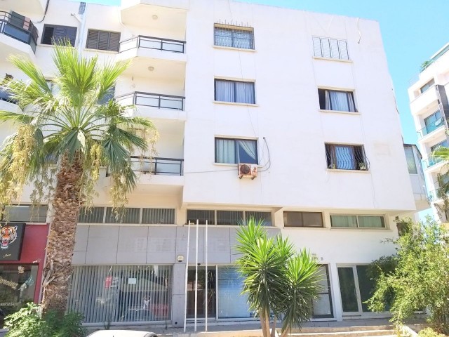 3-Zimmer-Wohnung im Zentrum von Kyrenia, auf der Straße. Es ist möglich, überall in der Stadt zu Fuß