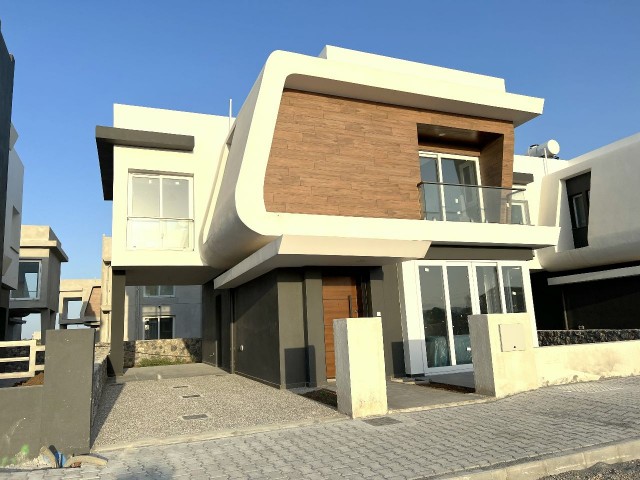 Girne Karşıyaka' da modern mimari lüks villalar denize 300m yürüyüş mesafesinde. 05338403555