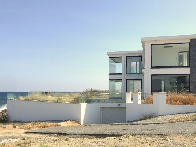 Girne Karşıyaka'da denize sıfır lüks villa. Modern dizaynı ve göz kamaştırıcı manzarası, denize sıfır yaşam arayanlara özel. 05338403555