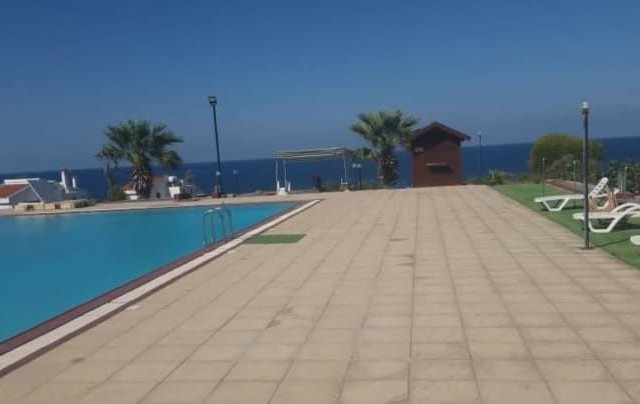 Girne Sadrazamköy'de, denize sıfır havuzlu site içerisinde müstakil villa. 3 yatak odalı, bahçesi meyve ağaçları ile dolu, koçanı hazır KDV yok. 05338403555