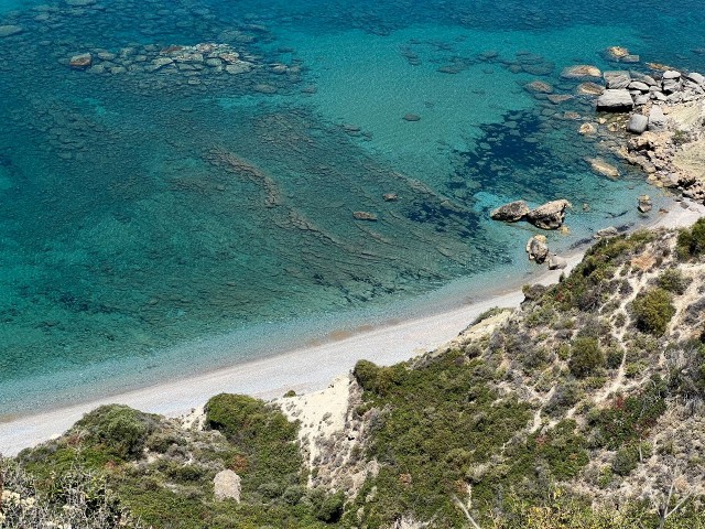 Land am Meer im Dorf Kyrenia Felsen. Es gibt einen Unterschied zwischen Meer und Land. Ein wunderschönes Land mit Blick auf eine wunderschöne Bucht. 05338403555 ** 