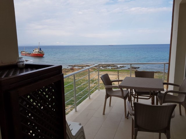Vollständig möblierte 3 + 1 Wohnung zum Verkauf in der Strandpromenade Komplex in Famagusta Gülserende