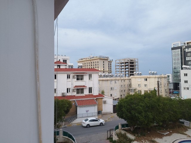Kyrenia Zentrum möblierte 2+1 Wohnung zur Miete in der Nähe von Lord's Palace Hotel