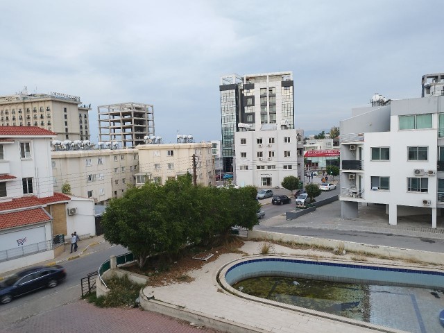 Kyrenia Zentrum möblierte 2+1 Wohnung zur Miete in der Nähe von Lord's Palace Hotel