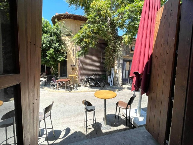 В стенах Никосии, рядом с Бандабулями и Бедестеном, можно взять напрокат бар и кафе! ** 