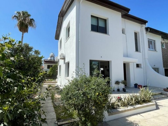 3-Schlafzimmer-Eck-Doppelvilla mit ausgezeichneter Lage im Zentrum von Kyrenia zu verkaufen!