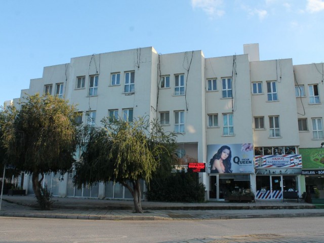 Yenikent'te Cadde üzeri Ticari değeri yüksek komple Bina satılıktır.