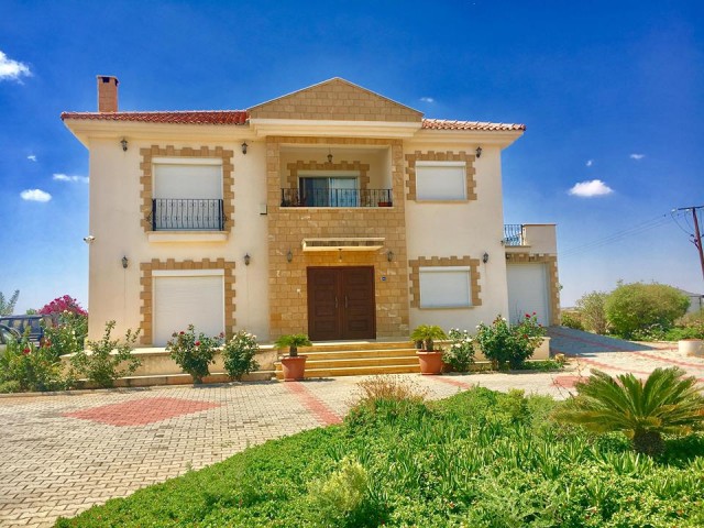 4 + 1 LUXURY VILLA FOR SALE IN 3 ACRES OF LAND IN THE PIER AREA ** 