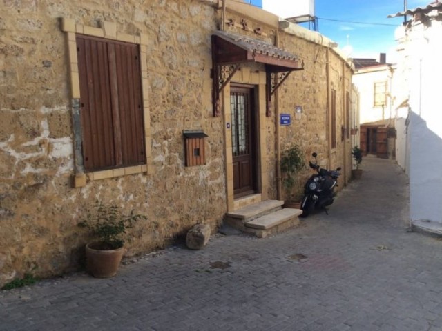 Традиционный деревенский кипрский дом с 6 спальнями и частным бассейном в самом сердце старой античной гавани в Кирении ** 