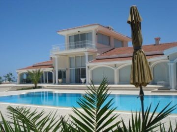 4/5 bedroom villa + ½ Olympic size pool + fully furnished + integrated central heating and air condi