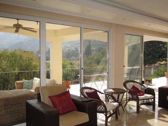 Wunderschöne Villa mit 5 Schlafzimmern + Pool + Zentralheizung in Bellapais