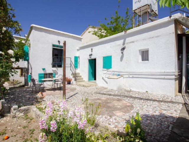 Bellapais'te 2+1 Otantik Kıbrıs evi + Bakımlı bahçe ref 1391