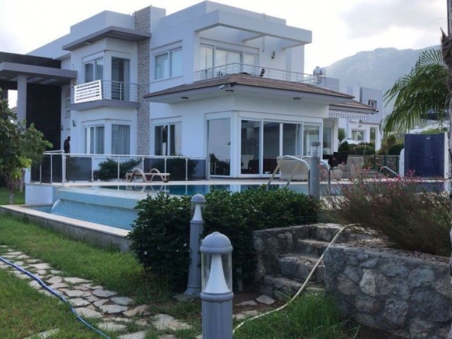 Villa zum Verkauf mit Meer - und Bergblick ** 