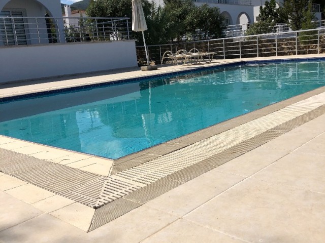 Alsancak Girne’de 4+1 özel havuzlu şömineli kiralık villa