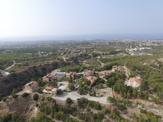Girne Çatalköy'de Panaromik Dağ ve Deniz Manzaralı Satılık Tatil Köyü
