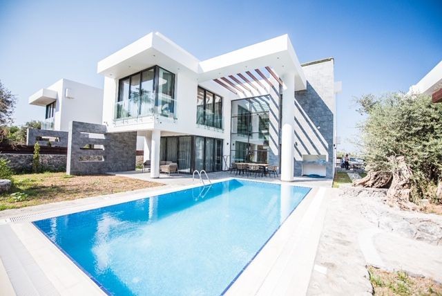 Kıbrıs Girne'de 4+1 Satılık Modern Havuzlu Villa