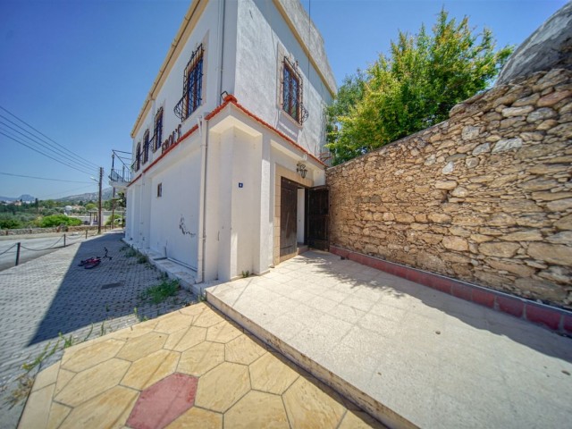 Türkisches Eigentum in Kyrenia Ozanköy, mit Blick auf Kesmez, innerhalb von 1 und eine Hälfte Hektar, Restaurant Zum Verkauf ** 