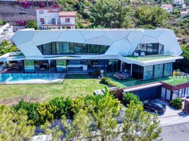 Kıbrıs Girne Satılık Ödüllü Tasarım 4+1 Villa