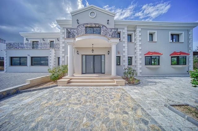 Herrenhaus zu verkaufen in Kyrenia Ozankoy innerhalb 2117m2 Grundstücksgröße in Gehweite zum Strand