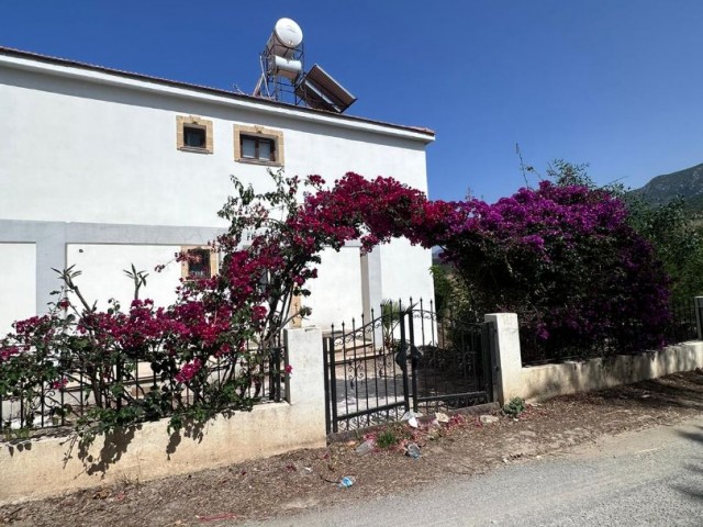 4+2 house for sale in Alsancak, 1 acre and 1 house in a plot of land !!!!!!