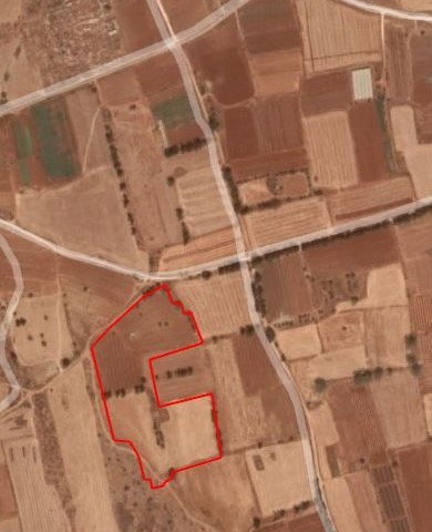 Field in Yıldırım village, 8 minutes away from Ötüken village, with an official road