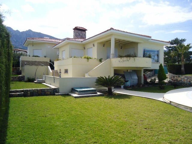 STUNNING  VILLA WITH SWIMMING POOL- SOLE AGENT