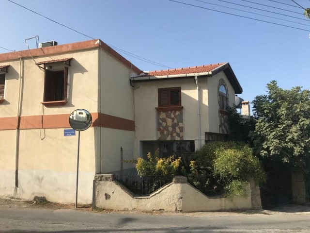 2-stöckiges altes Dorfhaus in Kyrenia, Lapta ** 