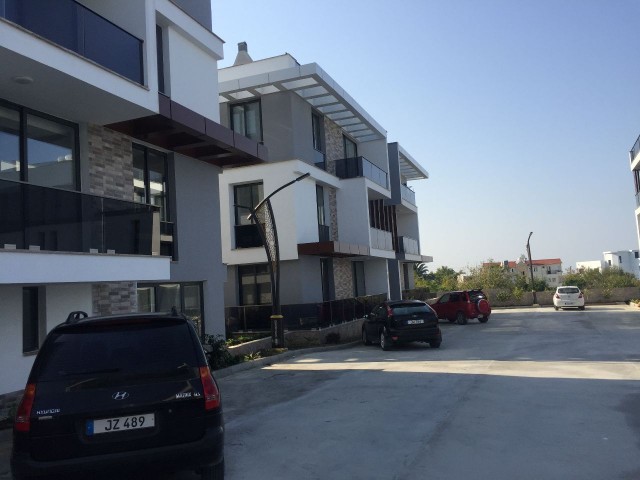 2+1 Residenz Wohnung mit Gemeinschaftspool in Kyrenia Lapta, gemeinsamer Parkplatz, Sicherheit am Ei