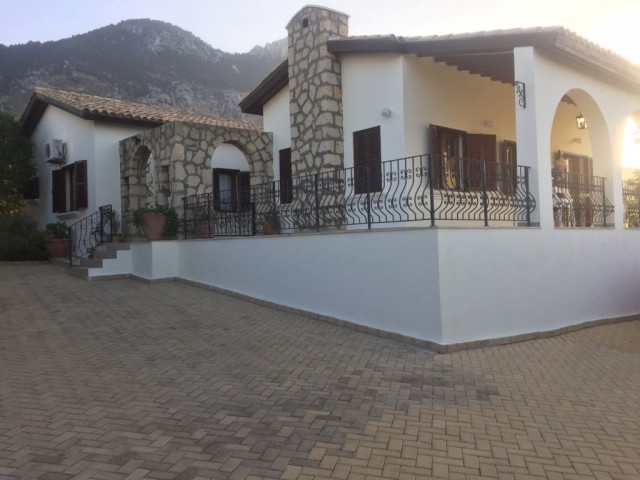 URGENT FOR SALE KYRENIA LAPTA AREA 3+1 BUNGALOW WITH SWIMMING POOL AND BEAUTIFUL SEA AND MOUNTAIN VI