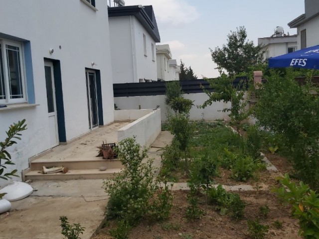 Haus mit Garten zum Verkauf in der Kyrenia-Straße. ** 