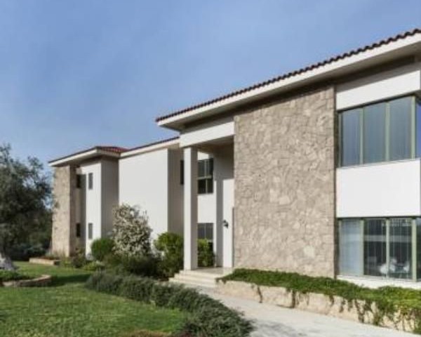 Villa Zum Verkauf In Kyrenia Esentepe 7 + 1 ** 