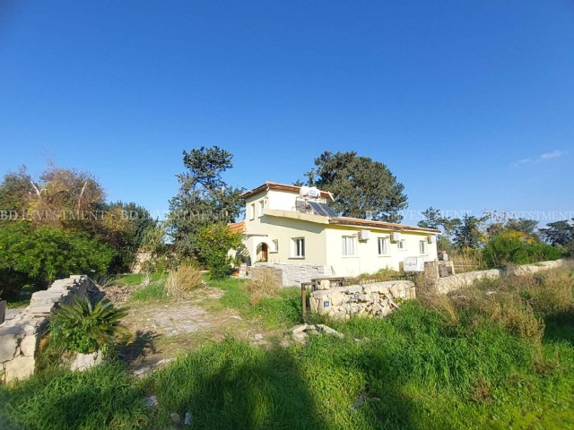 DETACHED HOUSE WITH PRIVATE POOL WITHIN 1.000 m² AREA...